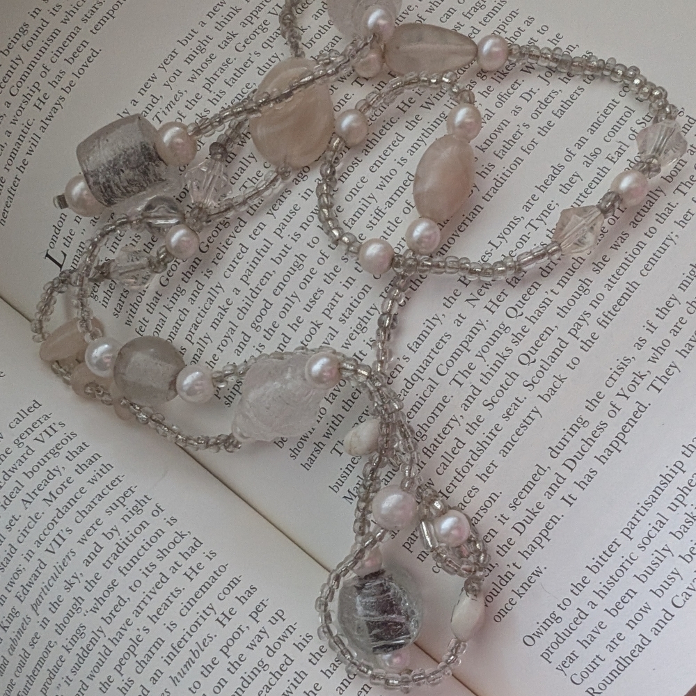 Elegant Faux Pearl and Crystal Necklace - Picture 8 of 9